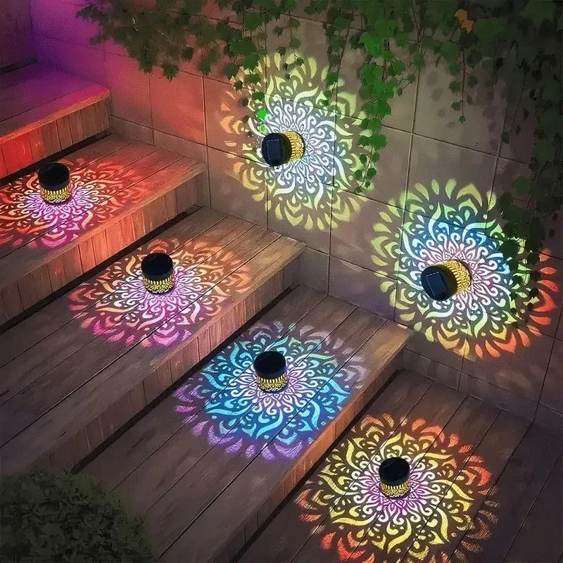 Lămpi solare LumiAura proiectând modele colorate pe trepte și perete